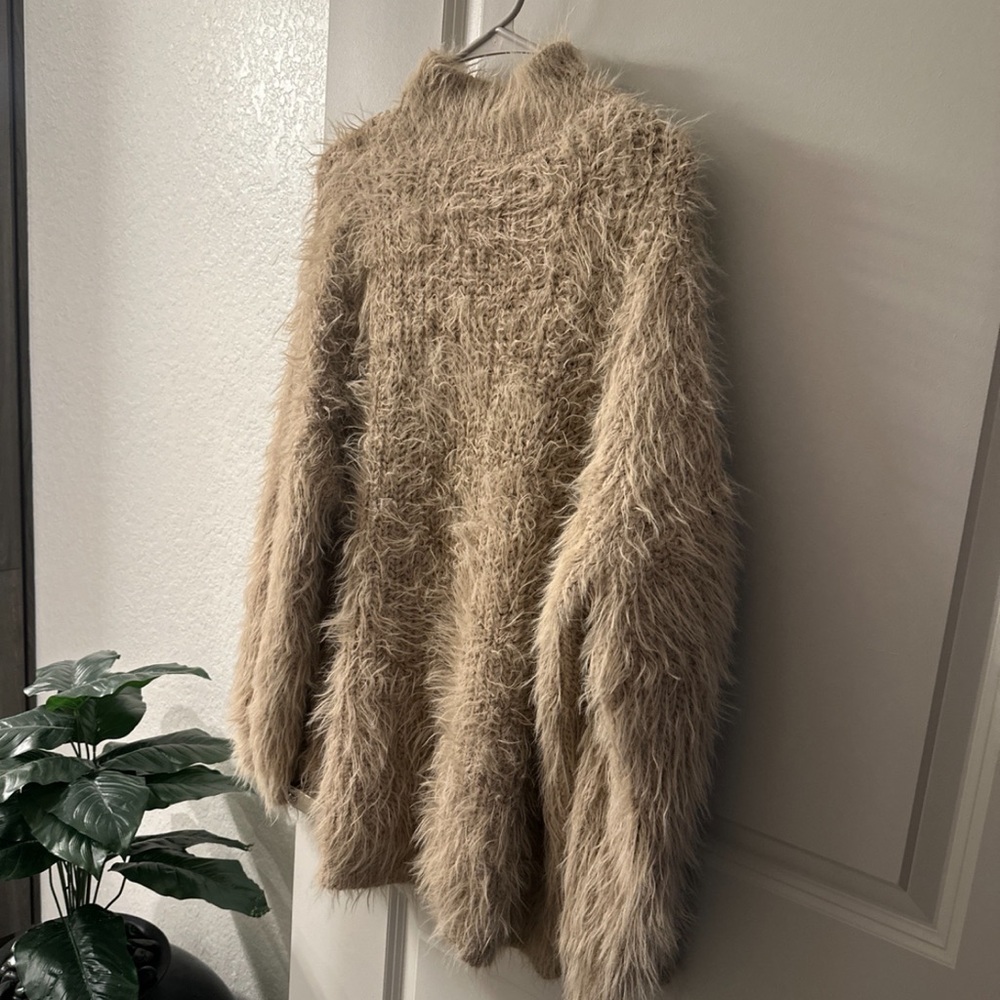 Thick turtle neck beige fuzzy sweater. Never worn no tags. Size large (8)